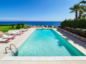 Exclusive villa with private swimming pool that enjoys a splendid seafront view, Fontane Bianche